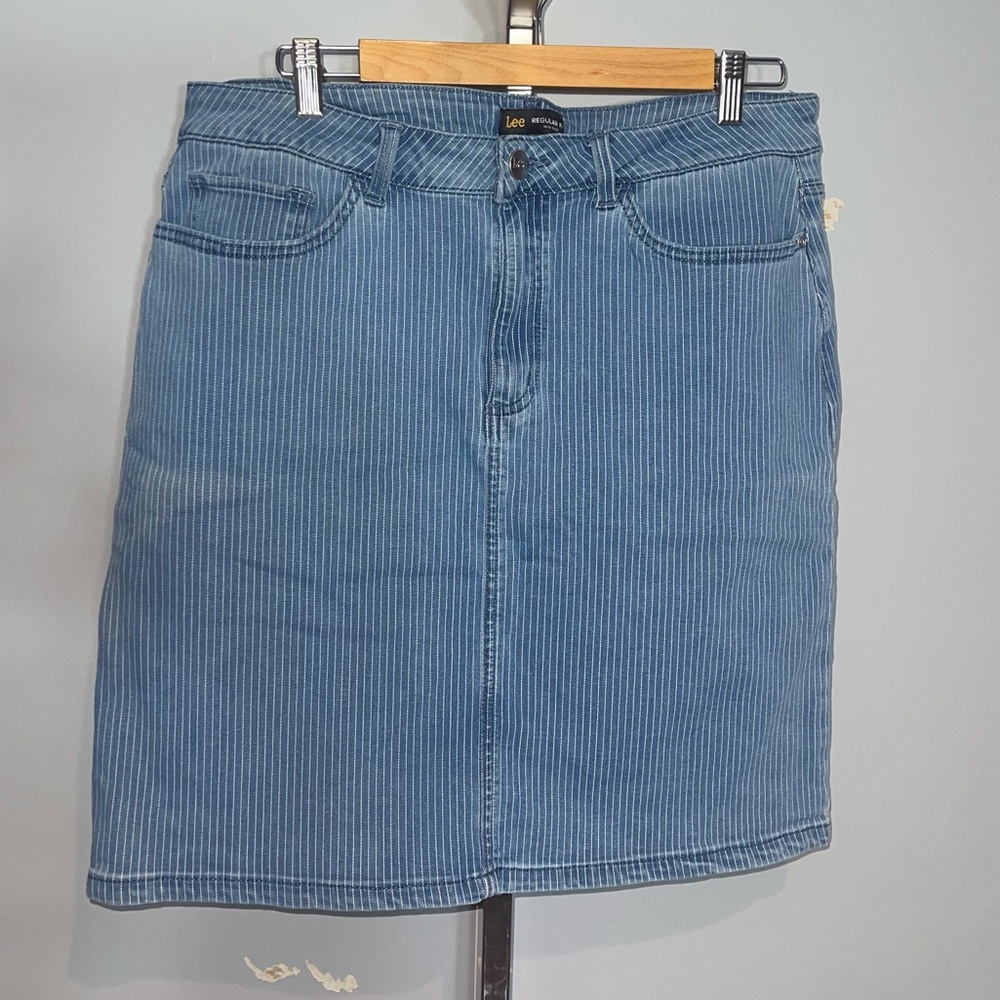 Lee blue white pinstripe mid rise denim mini skirt woman’s size 16